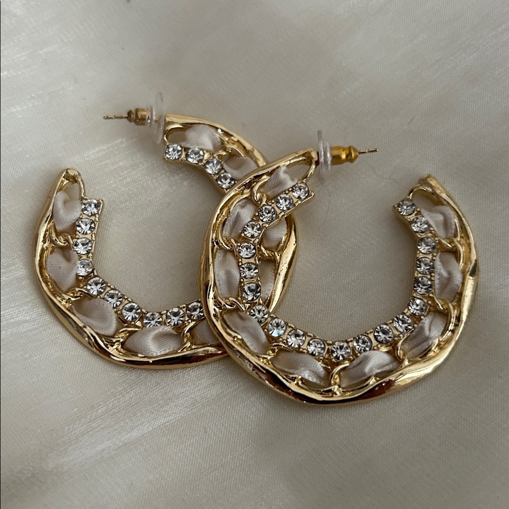 Pretty Gold Hoops - Picture 5 of 5